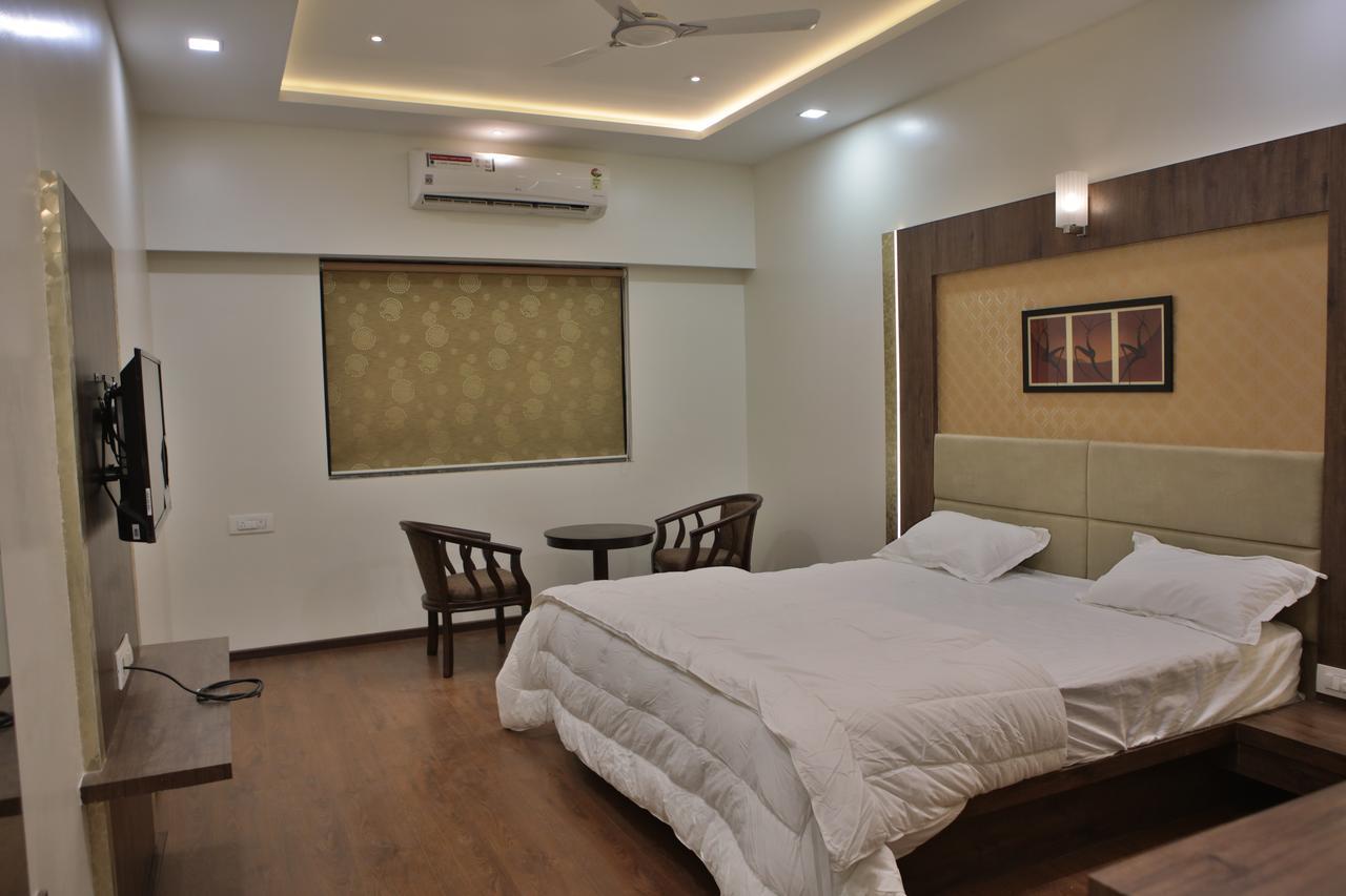 Hotel K P Pride Jalgaon Exteriör bild