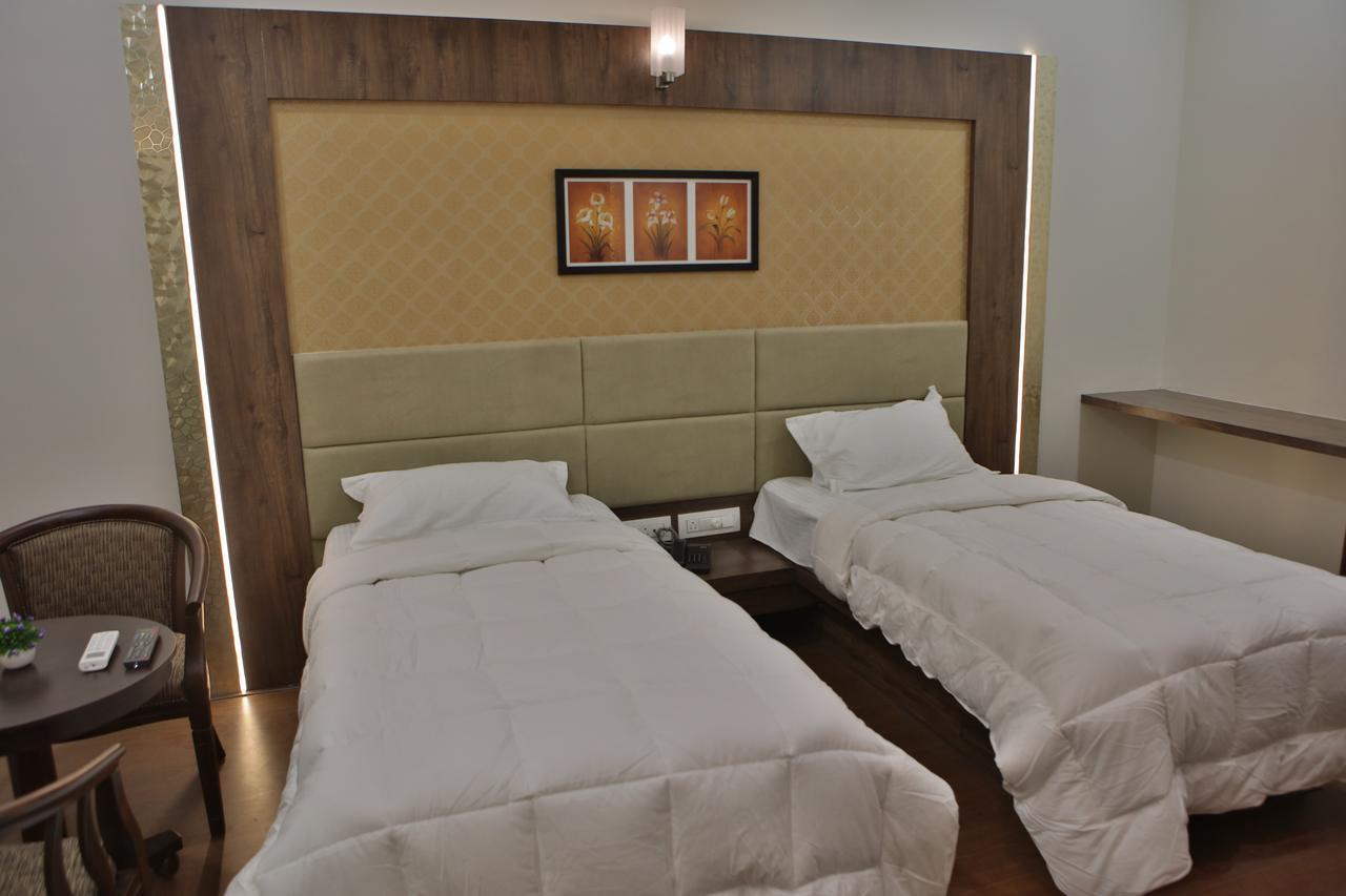 Hotel K P Pride Jalgaon Exteriör bild